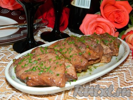 Очень вкусную свинину в сладком соусе с запеченным картофелем можно подавать к столу.
