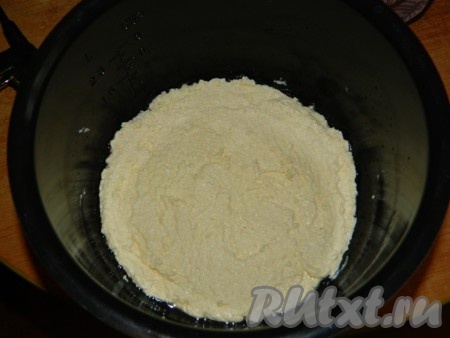 Дно чаши мультиварки смазываем маслом (благодаря маслу, готовый пирог нормально отстанет от стенок чаши). На дно чаши кладём круг бумаги для выпечки и смазываем его маслом. В чашу мультиварки выкладываем творожный слой.