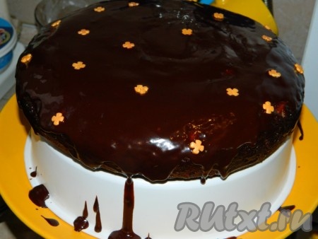 Для приготовления глазури в ковшике смешиваем молоко, сахар, какао. Ставим на небольшой огонь, и, постоянно помешивая, доводим глазурь до кипения. Затем добавляем сливочное масло и перемешиваем до растворения масла, снимаем с огня. Даём глазури немного остыть. Покрываем остывший пирог горячей глазурью, украшаем (я украсила кондитерской посыпкой) и убираем в холод для застывания глазури.