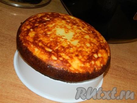 Пирог с вишней и творогом извлекаем из мультиварки с помощью чаши для варки на пару и даём остыть.