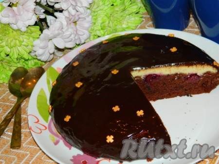 Пирог с вишней и творогом, приготовленный в мультиварке, получается очень вкусным и аппетитным. Это практически торт. Отрезаем кусочек и наслаждаемся.