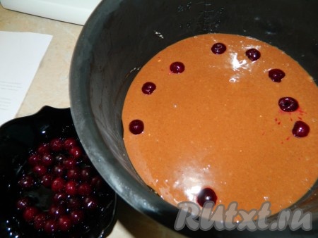 Поверх творожного слоя выливаем бисквитное тесто. Выкладываем вишню, утапливая её в шоколадное тесто (если вишня замороженная, то её предварительно нужно разморозить). Ставим чашу в мультиварку и выпекаем пирог 60 минут на режиме "Выпечка".