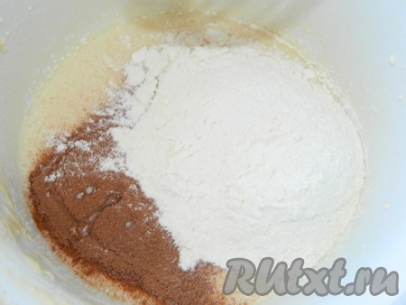 Добавляем муку, какао, соду и перемешиваем тесто.
