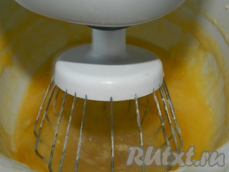 Миксером взбиваем яйца, масло, сахар и ванилин.
