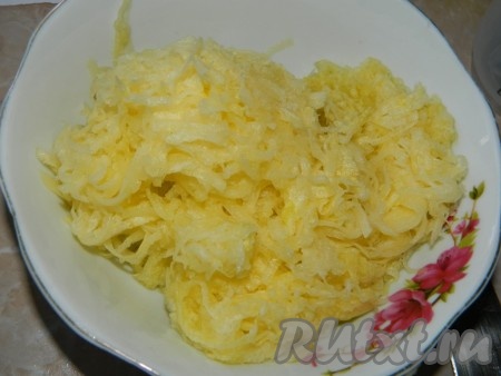 Очищенный кабачок натираем на крупной тёрке.
