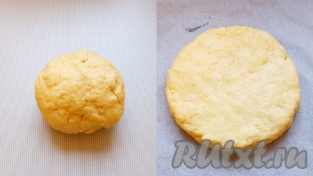 Выложить его на рабочую поверхность, присыпанную мукой, и замесить слегка крутое тесто (замешивать около 5 минут), по консистенции оно должно быть плотным, упругим, пластичным и не липнущим к рукам. Затем из теста сформировать лепешку диаметром примерно 15 см.