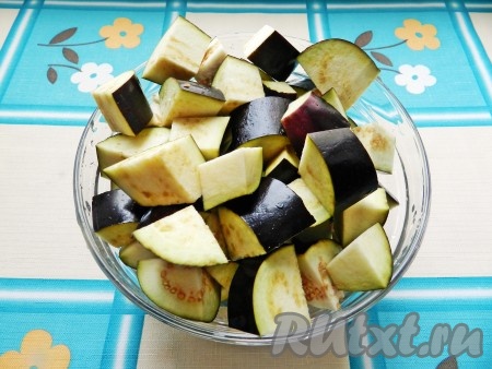 Нарезать баклажаны кусочками примерно по 3 см.
