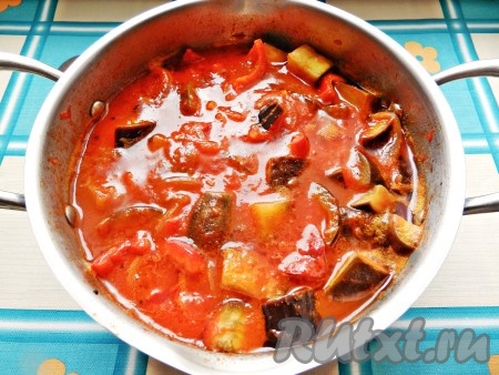 Чтобы определить готовность лечо с баклажанами и помидорами, нужно проткнуть овощи ножом. Они должны быть мягкими, но не разваливаться. Готовое лечо разложить по стерилизованным горячим банкам, накрыть прокипяченными крышками, перевернуть, укутать одеялом и оставить до полного остывания. Затем убрать для хранения.
