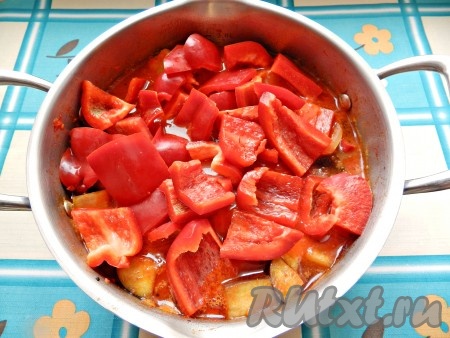 Затем добавить перец  и острый перец, варить еще 10 минут.