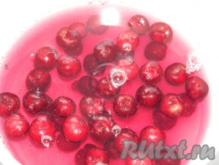 Заливаем вишню водой и доводим до кипения.
