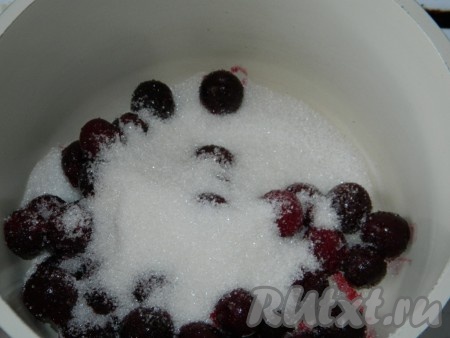 Вишню моем, удаляем косточки и засыпаем сахаром.
