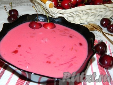 Вишнёвому супу нужно дать остыть. Мы не дождались полного остывания и съели его теплым. Очень вкусно! Вкус напоминает вареники с вишней, только в жидком виде.
