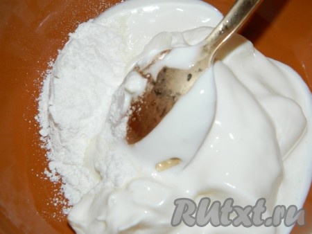 Отдельно смешиваем муку со сметаной
