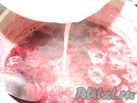 Когда лапша сварится, добавляем в суп сметанную смесь, перемешиваем и выключаем. 
