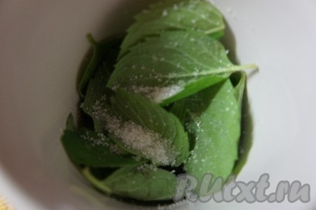 Добавить в каждый бокал по щепотке сахара (или по вкусу).