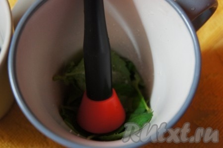 Слегка перетереть мяту с сахаром и соком лимона.