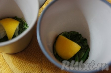 Корочки лимона добавить в бокалы.