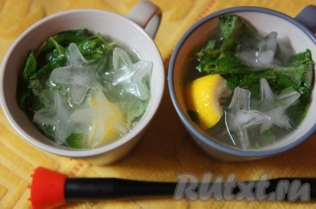 Разложить по бокалам лёд, влить спрайт, перемешать.