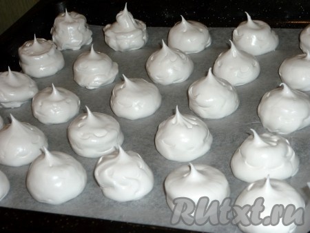 Массу, получившуюся в результате взбивания 4 белков с сахаром, перекладываем в кондитерский мешок и отсаживаем на противень, застеленный бумагой для выпечки. Если нет кондитерского мешка, тогда можно воспользоваться кондитерским шприцом или просто выложить безе при помощи столовой ложки. Ставим безе в холодную духовку. Включаем духовку с безе и нагреваем до 100-110 градусов, выпекаем 1-1,5 часа (духовку при выпекании не открываем).