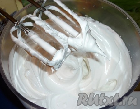4 яйца аккуратно разделяем на белки и желтки. В белковую массу не должно попасть ни капли желтка (если в белки попадут желтки, тогда они в дальнейшем не смогут взбиться до стойких пиков). Влить белки в абсолютно сухую миску, в которой удобно будет взбивать. Белки должны быть обязательно холодными, иначе они могут как следует не взбиться. Я заранее отделяю белки от желтков и миску с белками ставлю в холодильник. Можно ещё положить в холодильник насадки (венчики) для взбивания от миксера. Холодные белки будут значительно лучше взбиваться охлаждёнными насадками миксера. Холодные яичные белки взбиваем миксером с солью в пену, затем, не прекращая взбивать, постепенно добавляем сахар и взбиваем белки до устойчивых пиков.