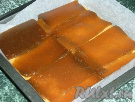 На приготовленный бисквит выкладываем джем.
