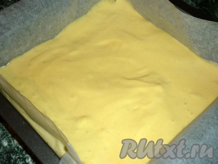 Форму для выпечки (у меня размер 195х195) застилаем пергаментной бумагой, равномерно распределяем тесто.
