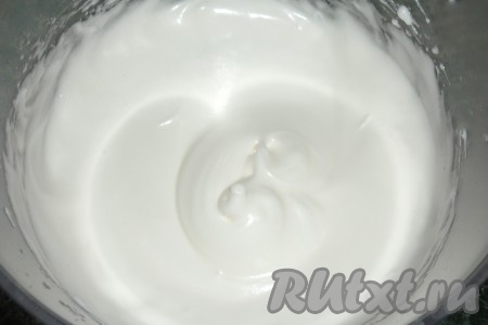 Яичные белки взбиваем с оставшимся сахаром до устойчивых пиков.
