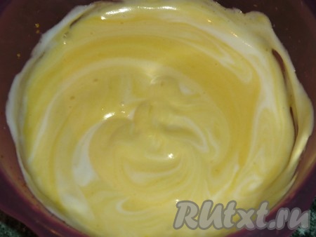 К желткам добавляем взбитые белки и аккуратно, снизу-вверх, перемешиваем. В желтково-белковую массу добавляем просеянную муку и перемешиваем.
