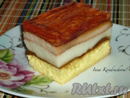 Режем на порционные кусочки и подаём к столу.
