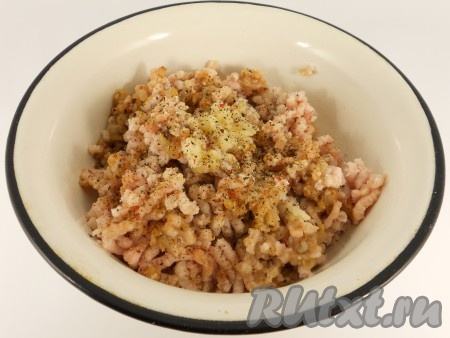 Добавить чеснок, пропущенный через пресс, посолить и поперчить по вкусу.