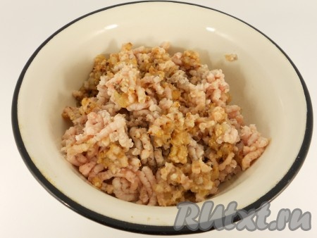 Далее фасоль, сало и обжаренный лук перекрутить на мясорубке с мелкой решеткой.