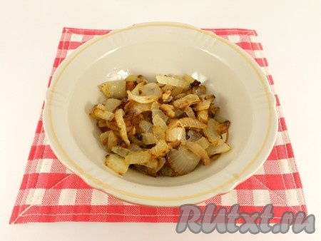 Лук репчатый порезать и обжарить на растительном масле.