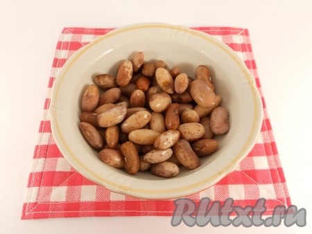 Фасоль замочить на ночь в воде. Далее воду слить, фасоль промыть, залить свежей водой и поставить на огонь. Довести до кипения, убрать пену и варить фасоль в течение 1-1,5 часов (зависит от сорта фасоли). В конце варки фасоль посолить по вкусу. Воду слить, фасоль остудить.