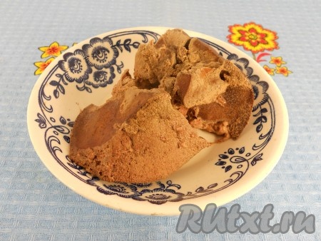 Печень отварить в подсоленной воде в течение 40 минут и остудить. Если используете свиную печень, вначале ее следует вымочить в воде или молоке пару часов, чтобы избавиться от горечи.
