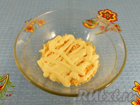 Смазать майонезом.