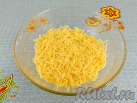 Следующий слой - натертый на мелкой терке сыр. Также смазать хорошо майонезом.
