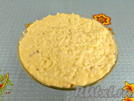 Последний слой - натертые на мелкой терке белки. Разровнять и хорошо смазать майонезом.
