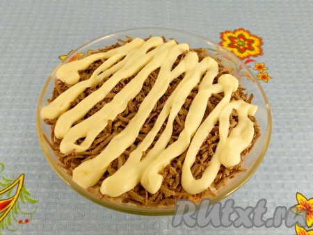 Далее - очищенные и порезанные мелкими кубиками яблоки, затем - натертая на крупной терке печень. Немного посолить. Смазать майонезом.
