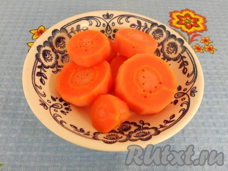 Морковь также отварить и остудить.