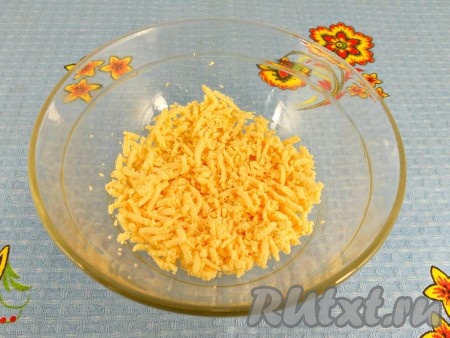 Белки отделить от желтков. В глубокий салатник натереть желтки на мелкой терке - это первый слой салата.