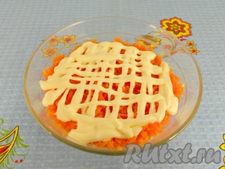 Третий слой - натертая морковь на мелкой терке + майонез.
