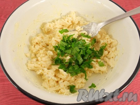 Хорошо размять сыр с маслом вилкой. Добавить немного укропа (у меня - сушеный) и измельченную петрушку.