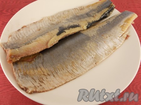 Сельдь очистить, удалить внутренности и голову, отделить филе от костей. Сбрызнуть половинки филе лимонным соком.