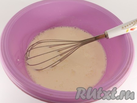 Влить тёплую воду, добавить соду, соль, сахар и хорошенько перемешать (немного взбить) венчиком.
