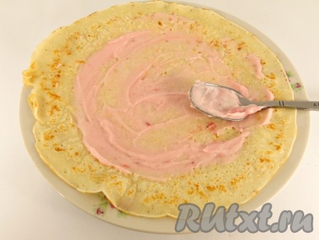 Готовые блины можно подавать к столу с вареньем, джемом, мёдом. А можно блины начинить любой начинкой (я смазала блинчики творожной массой).
