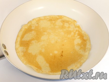 Жарить блины на разогретой сковороде, смазав её растительным маслом, обычным способом, с двух сторон на среднем огне.
