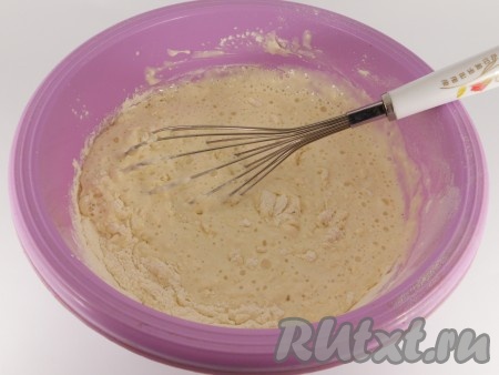 Постепенно всыпать просеянную муку. Замесить тесто, которое не должно быть слишком жидким, но и не должно быть густым. Добавляя муку, ориентируйтесь на консистенцию теста.
