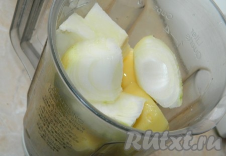 Сырой картофель, чеснок и лук очищаем. Взбиваем в блендере нарезанные достаточно крупно картошку, чеснок и лук до состояния пюре (чтобы лучше взбивалось, можно подлить немного молока).