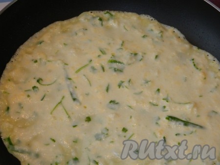 Тесто получится не жидким, но и не очень густым. Наливаем на хорошо разогретую с растительным маслом сковороду половник блинного теста, равномерно распределяя его по дну сковороды, жарим картофельно-сырный блин на умеренном огне с двух сторон до румяности, а затем перекладываем на тарелку и жарим аналогично блины из оставшегося теста.