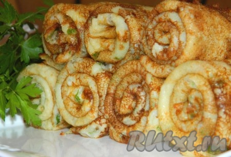 Блины, приготовленные из сырого картофеля с добавлением молока и кипятка, получаются мягкими, сытными, ароматными и вкусными, к столу подаём со сметанкой или любимыми соусами.